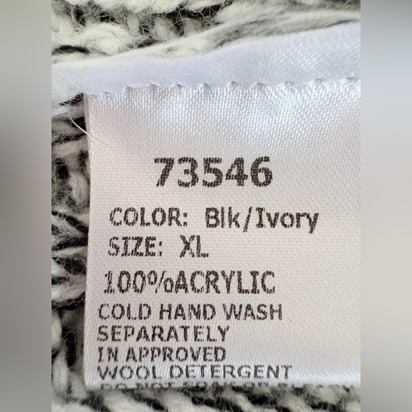 Cozy Black and White Knit Sweater with hood - Picture 4 of 9